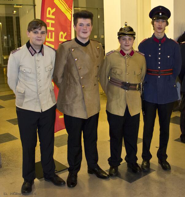 Das Feuerwehrmuseum der Feuerwehr Hannover stellte einige Exponate zur Verfügung. U.a. stattete es diese Mitglieder der Jugenfeuerwehr mit original historischen Feuerwehruniformen aus.