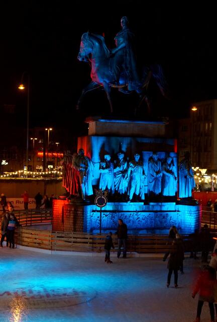 Das Reiterdenkmal von Friedrich Wilhelm III. auf dem Kölner Heumarkt wird auf schnellen Kufen umrundet.