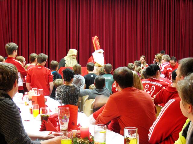 Nikolaus verteilt auch 2013 Geschenke,               dabei waren vier Familien mit betroffenen Kindern