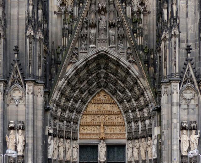 Das Mittelportal (Hauptportal) - KÖLNER DOM. (Bitte ebenfalls mit der Lupe anschauen). Am Mittelpfeiler des Hauptportals steht Maria, die Altes und Neues Testament verbindet.