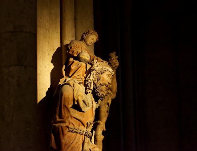 Hier betrachten wir noch einmal die Statue des Heiligen Christophorus von Nahem.
