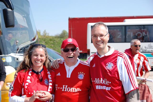 Klinikleitung Prof. Dr. Frühwald mit Frau          bedankt sich für die jährliche Unterstützung       durch den Fanclub beim Bayern-Rudi