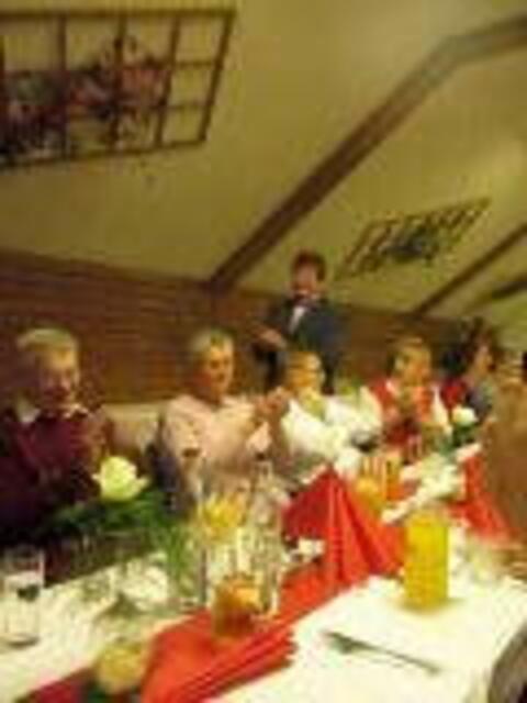 Heri im Bild stehend nahm die Ovationen entgegen.