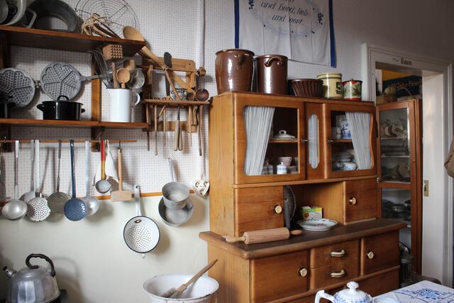 Küchenschrank  und viele bekannte Utensilien