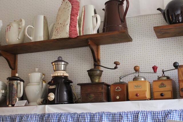 Kaffeemühlen und Kaffeekannen
