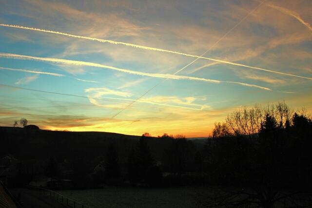 Morgendlicher Flugverkehr übern Edertal. Oben die "Alte Feldscheune". Markanter Punkt im Edertal.