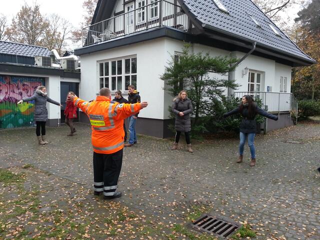 Die Zeichengebung auf der Straße will geübt sein. Herr Goeken zeigt wie es geht.