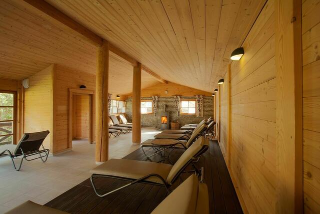 Weitläufiges Kaminzimmer