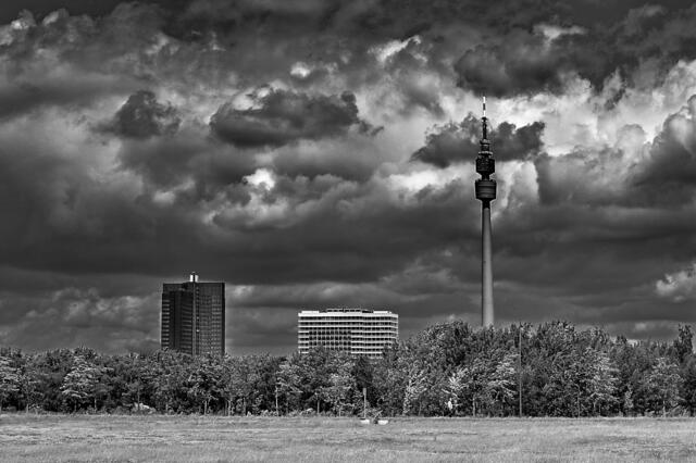 Wolkenkratzer, der Fernsehturm in Dortmund