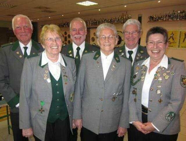 Langjährige Mitglieder (v.l.n.r.): Adolf Egestorff (60 Jahre) und Gerda Scharnhorst, Ernst-August Dettmer, Helga Rust, Alwin Wittneben, Elke Piela