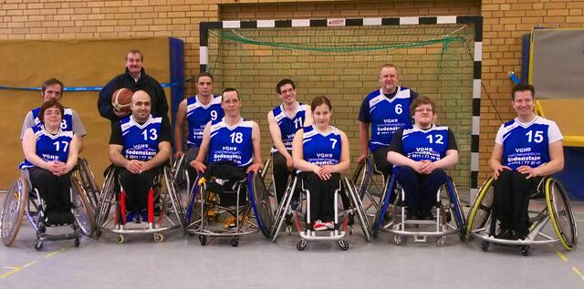 RSG Langenhagen mit den neuen Trikots. Im Hintergrund (mit Ball) Jens Bodenstein. Foto Anke Bodenstein