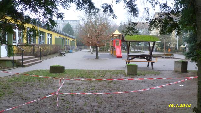 (3) !!! Sonntags + Monatsbilder / Schulhof !!!  19.1.2014      Temperatur:13:13 h / 3°C Plus                                             Wind: 2-4 / bewölkt - Nebel < 300m