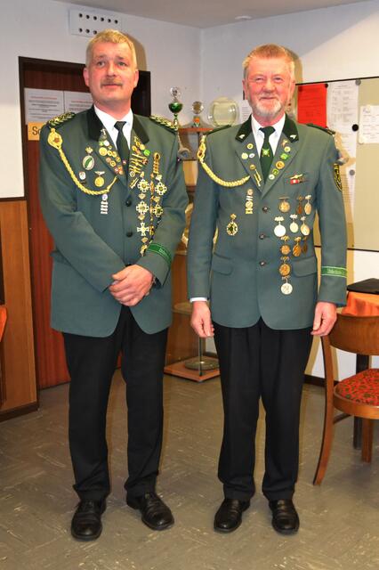 Vereinsnadel in Bronze für O. Mende und W. Weitmüller v.l.n.r.