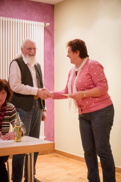 Thekla Braun, die 1. Vorsitzende des Kath. Frauenbundes der Pfarrei Batzenhofen, überreicht eine Spende in Höhe von 300 Euro aus der Adventstombola | Foto: Andreas S. Köhler