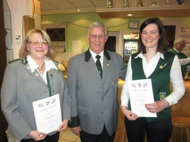 Besondere Verdienste: Horst Dettmer ehrt Veronika Reckziegel und Jessica Spitzer