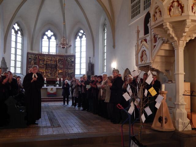 nach dem (launigen) DANKE-Wort von Torsten Schoppe gibt es einen langen stehenden Applaus der Gottesdienstbesucher