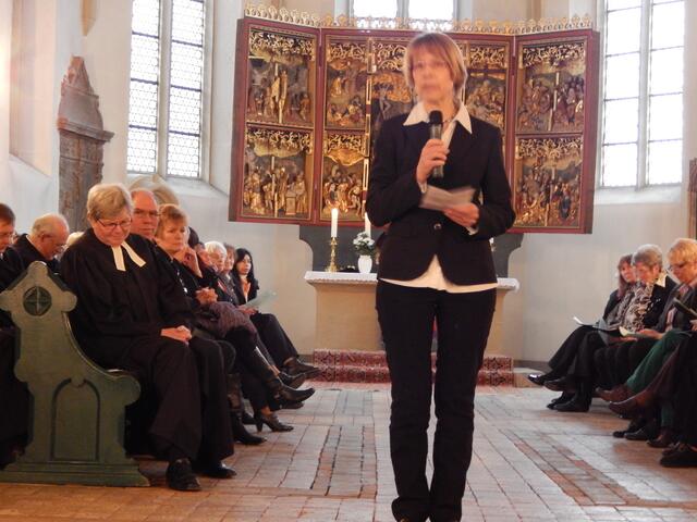 Ein Grußwort für die Pastorinnen und Pastoren der Kirchenregion Springe spricht Pastorin Bartke