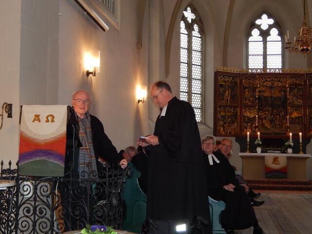Und dann ist das Pastor i.R.  Wischgoll, von der katholischen Kirche lässt es sich nehmen, und will auch bei der Verabschiedung dabei sein. - Die Überraschung ist ihm gelungen!