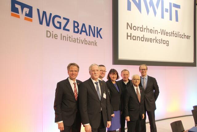 Beim Dreikönigsforum: NWHT-Vizepräsident Andreas Ehlert, Lothar Hellmann, Moderator Holger steltzner, Hildegard Müller, Reiner Priggen, Professor Wolfgang schulhoff und Professor Dr. Justus Haucap.
