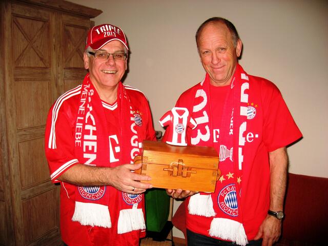 Große Freude beim Bayern-Rudi über die tolle Spendenaktion von Scherer`s  Angehörigen , Freunde, Nachbarn und Kollegen mit dem Gesamtergebnis von 1700,-- € zugunsten krebskranker Kinder im Augsburger Klinikum