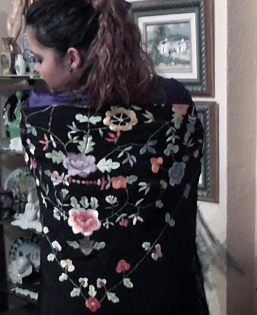 Handbestickt: "Mantón de Manila"