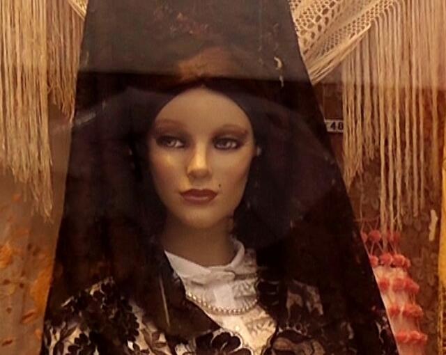 Die klassische spanische "Peineta" in einem Schaufenster in Madrid