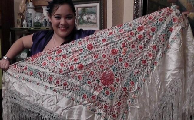 Handbestickt: "Mantón de Manila" (ungebügelt)