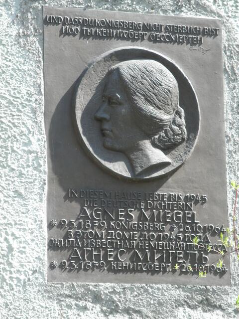 Deutsch-russische Gedenktafel am Wohnhaus  in Königsberg - 2015 entfernt - [Urheber: Wikswat] | Foto: https://de.wikipedia.org/wiki/Datei:Agnes_Miegel_Tafel_K%C3%B6nigsberg.JPG