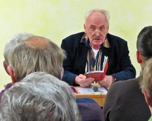 Herr Dr. Mathias Schröder während der Lesung im Jukuz in Kirchhain im Januar 2012.