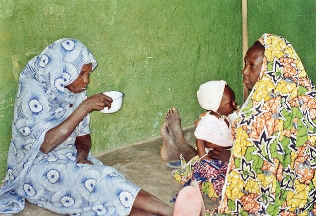 Patientinnen auf Betonbetten in der Klinik Zidim. | Foto: Herr Dr. Mathias Schröder