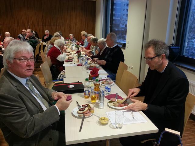 CDU Bürgermeisterkandidat Jürgen Köhne im Gespräch mit dem SoVD Kreisvorsitzenden Hannover-Land Jürgen Mroz