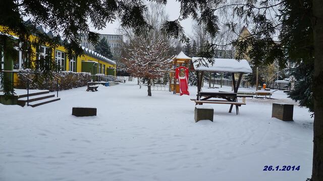 (4) !!! Sonntags + Monatsbilder / Schulhof !!!  26.1.2014      Temperatur:11:13 h / 5°C Minus                                             Wind: 2-4 / bewölkt / Neuschnee 10 cm