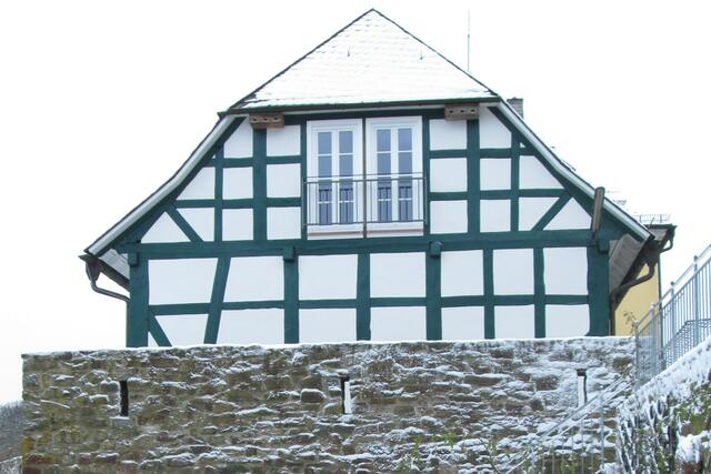 Energiescheune - Am 26.01.2014 mit dem Schutzgitter im unteren Bereich der Fenster.