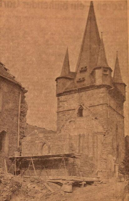 Zeitungsbericht vom 13. Mai 1978 - Auf diesem Bild ist der damalige Stand der Wiederaufbauarbeiten zu sehen. Von der alten Kirche blieben der Turm und der Eingangsteil stehen.