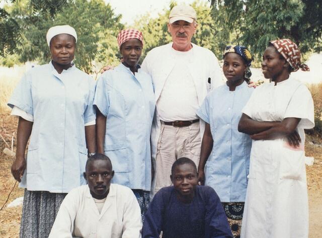 Ein Foto mit Mitarbeiterinnen und Mitarbeitern der Klinik in Zidim. | Foto: Herr Dr. Mathias Schröder