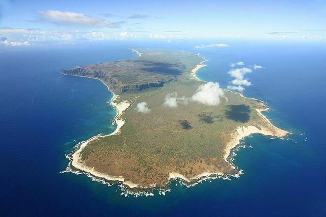 LUFTBILD VON NI'IHAU, DER VERBOTENEN INSEL (FOTO: WIKIPEDIA COMMONS)