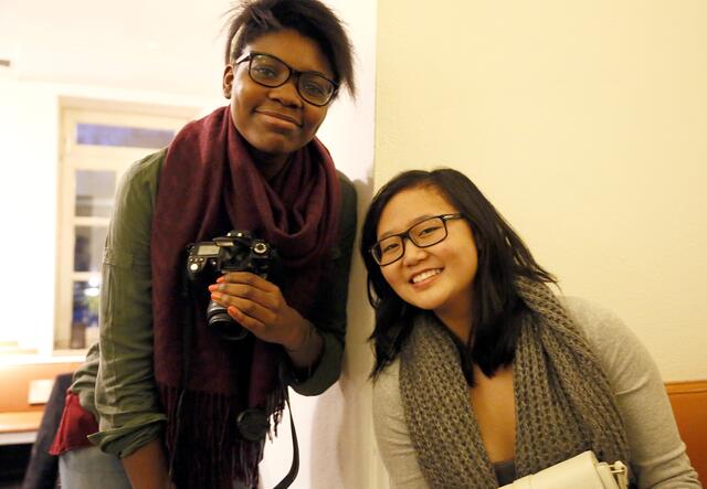 „Cool“ fanden Gaëlle (19) und Tuyen (19) den Poetentreff | Foto: Egbert Kraus