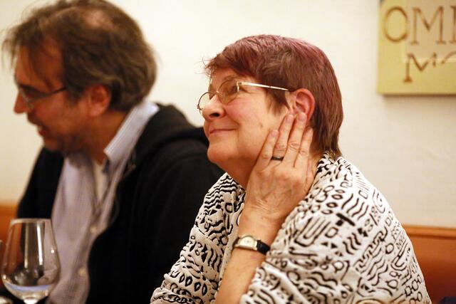 Edith genießt das Zuhören. | Foto: Egbert Kraus