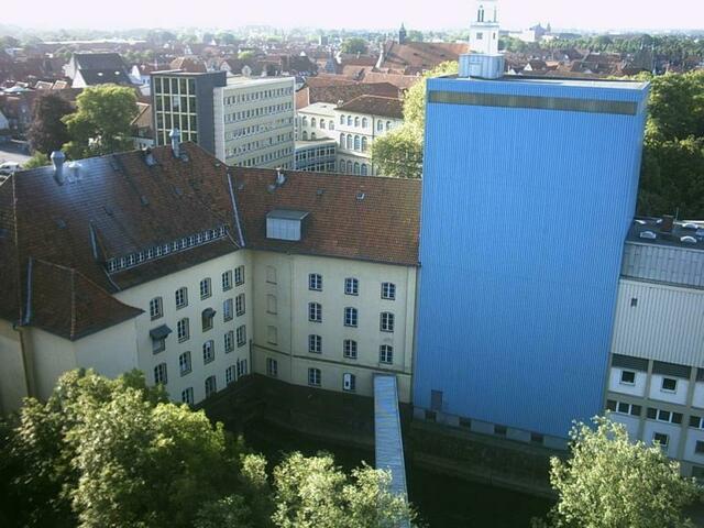 Die Hinterseite der Mühle mit Übergang über der Aller vom Getreidesilo zur Mühle.