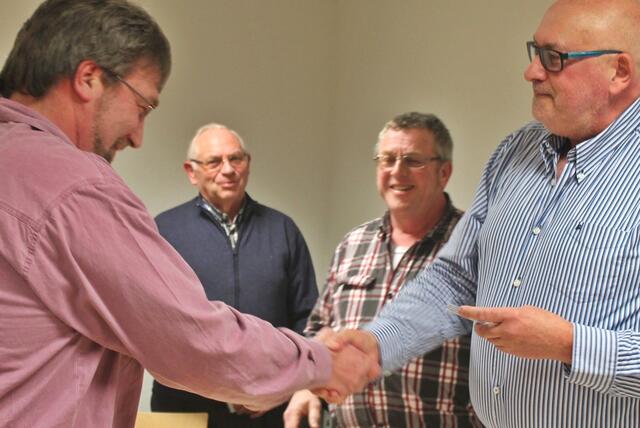 Achim Gutbrod ehrt die Sänger des Jahres 2013: Elmar Dörr, Werner Kraus, Winfried Bauerbach (von links nach rechts).