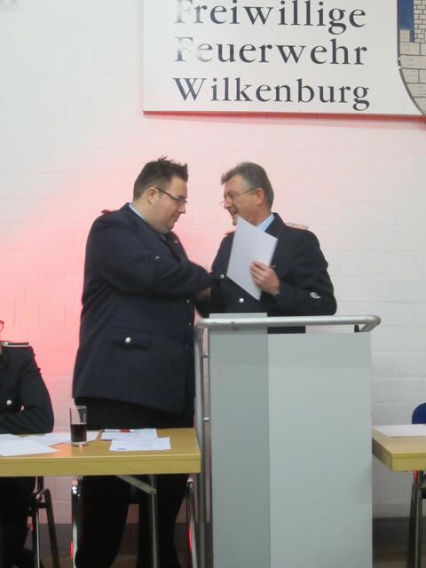 Ortsbrandmeister Timo Volkwein (linkgs) nimmt aus der Hand von Stadtbrandmeister Roland Frey seine Ernennungsurkunde zum Löschmeister entgegen.