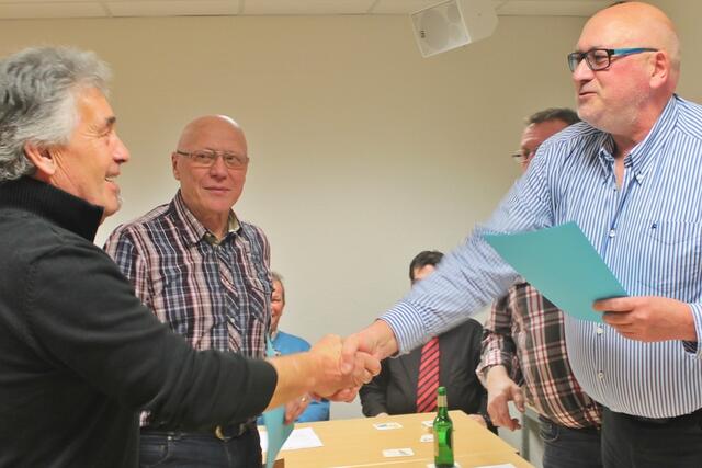 Die beiden Ehrenmitglieder Helmut Schüßler und Wolfgang Kremer erhalten ihre Urkunde von Achim Gutbrod überreicht.