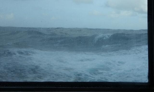 Und unter uns 11.000 Meter Wasser.