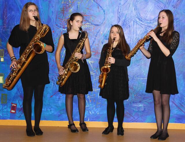 "Girls fo(u)r Sax." mit v. l. Annika Wild, Franziska Moosmüller, Nicole Weldishofer und Marina Reimer erreichten mit 23 Punkten einen 1. Preis mit Weiterleitung zum Landeswettbewerb in Gersthofen.