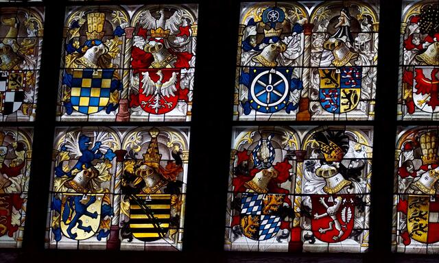 In den unteren Reihen des Anbetungsfensters sehen wir insgesamt 16 Wappen als sogenannte Ahnenprobe des Stifters. Denn seit 1474 die "Ahnenprobe" eingeführt wurde, mussten Mitglieder des Kapitels 16 adelige Ahnen nachweisen.