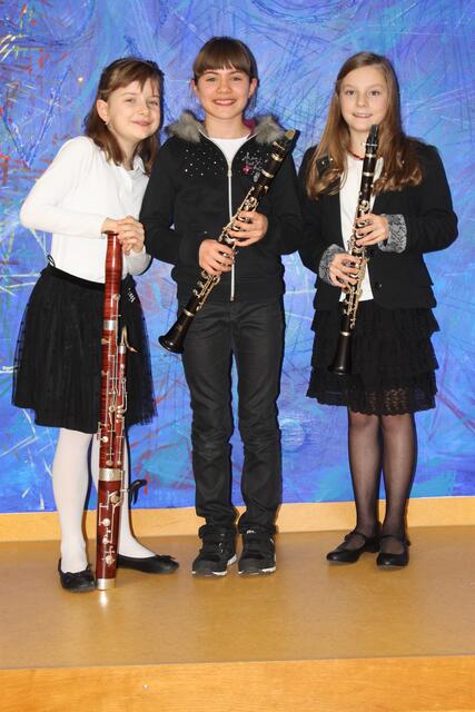 Das Ensemble mit den jüngsten Musikerinnen erspielte sich sensationelle 23 Punkte und einen 1. Preis in der Altersgruppe I B. Die erfolgreichen jungen Damen v. l. Anna-Maria Hof, Viktoria Krebs und Anna Pfeifelmann werden von Musiklehrerin Heike Mayr-Hof betreut.