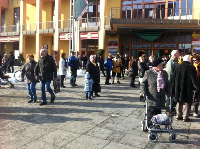 Der Platz füllt sich langsam