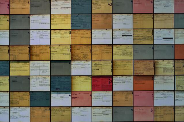 Anklageschriften über die Opfer der Nazis, aus der Ausstellung "Orte des Terrors",  in einem ehemaligen Gebäude der SS | Foto: B m Tochter