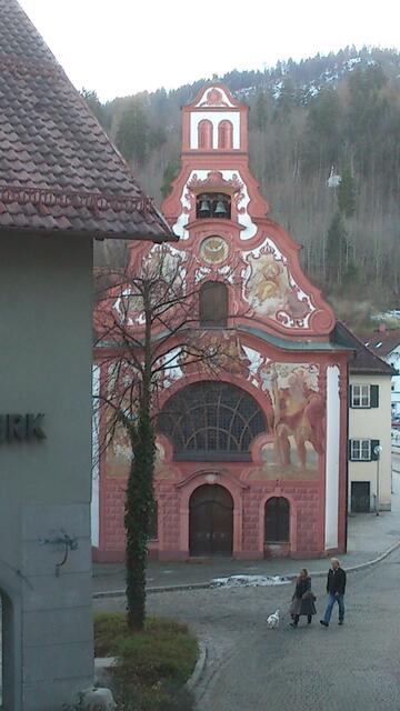 Kirche ist wahrscheinlich übertrieben, eher Kirchlein oder besser noch Kapelle.