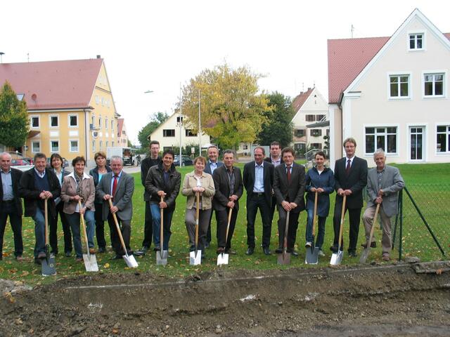 Mit dem Abgeordneten Winter auf dem Ellgauer "neuen" Dorfplatz.